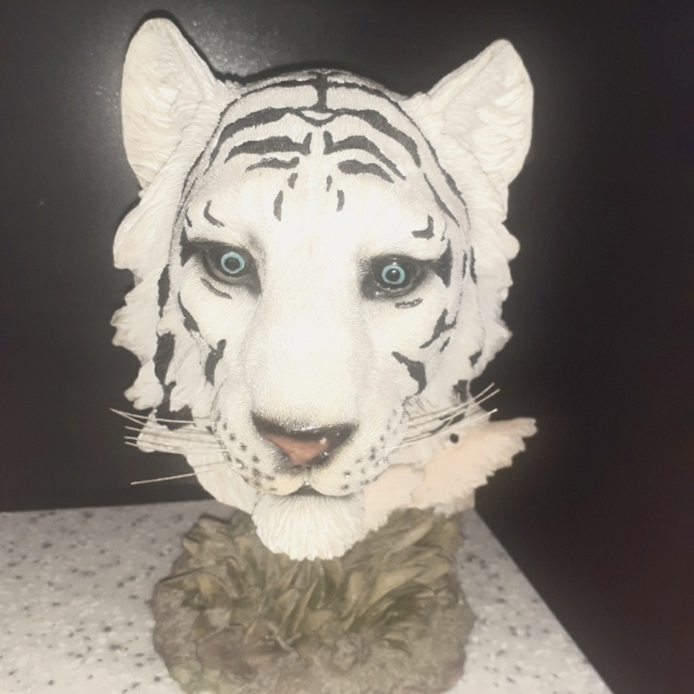 White tiger head sculpture